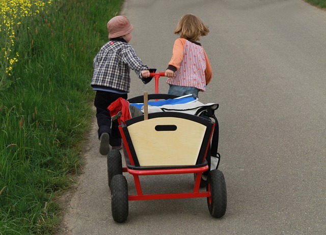 Alter Bollerwagen mit Heu